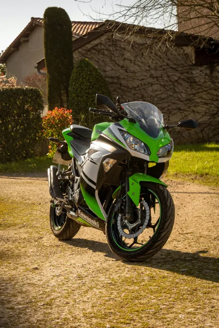 Review sincero da Kawasaki Ninja 300: Por que ela é um canhão, <span class="text-primary">mas eu descartei como minha primeira moto</span>