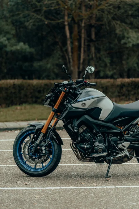 Reseña Sincera de la Yamaha MT-09: ¿Vale la Pena en el Asfalto Real?